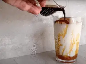 Homemade Recipe Iced Caramel Latte - Finish with Coffee
