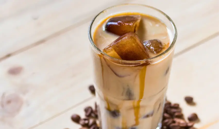 How to Make an Iced Hazelnut Latte 1